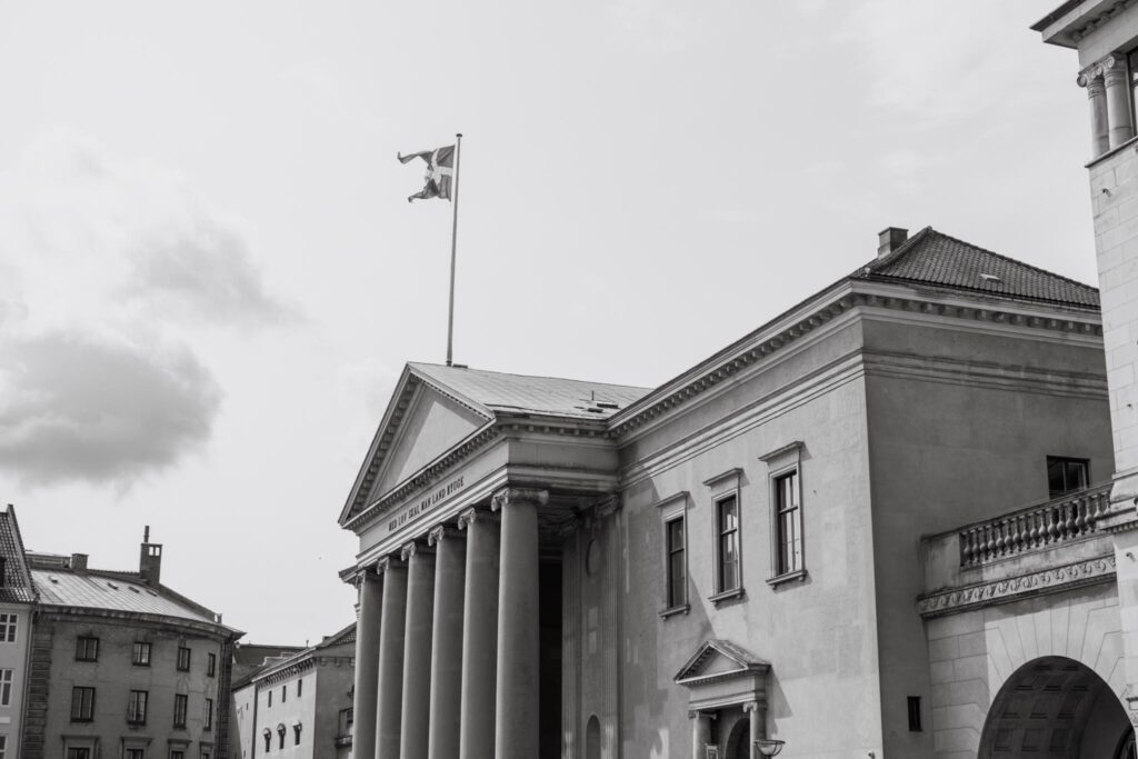 Billede af københavns byret, hvor man kan se dannebrog flagrer i vinden