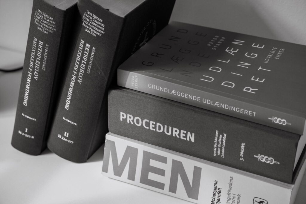 Billede af jura bøger pænt stablet